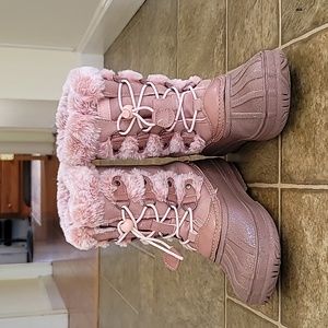 London Fog kids snowboots size 2